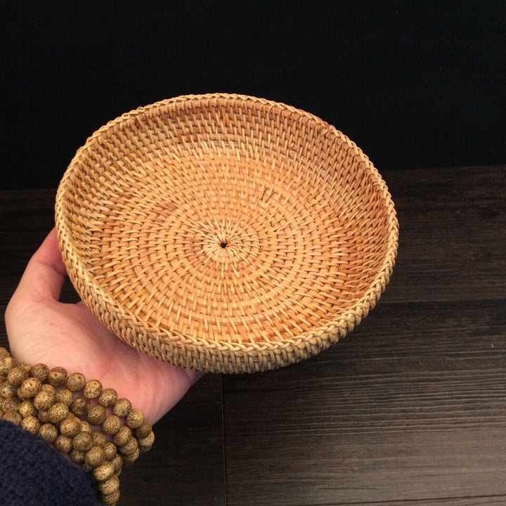 Filigraner Servierteller aus handgearbeitetem Rattan Karnz