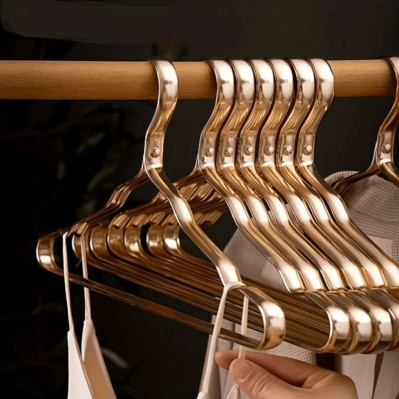 Hochwertige Kleiderbügel aus Messing für elegante Garderobe