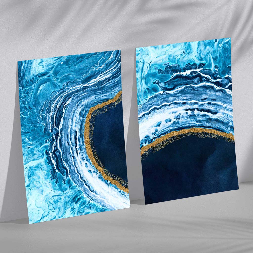 Abstraktes Ozeanmotiv in Blau und Gold, gerahmtes 2er-Set Kunstdrucke mit Rahmen