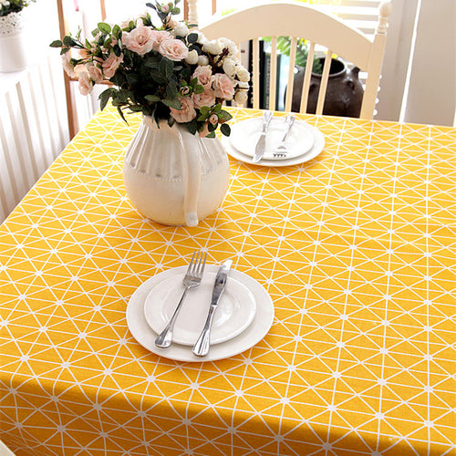 Geometrisch gemusterte Tischdecke