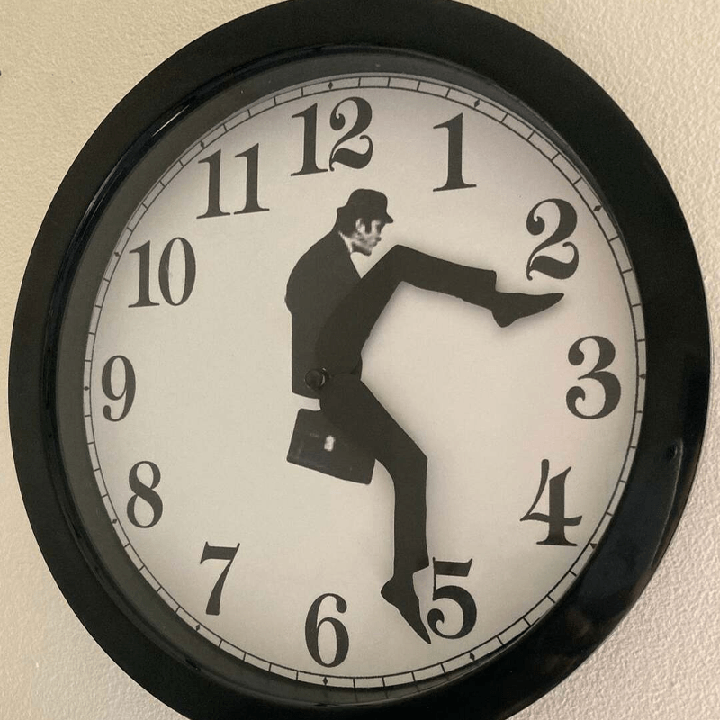 Ministerium der Albernen Spaziergänge Uhr | Karnz