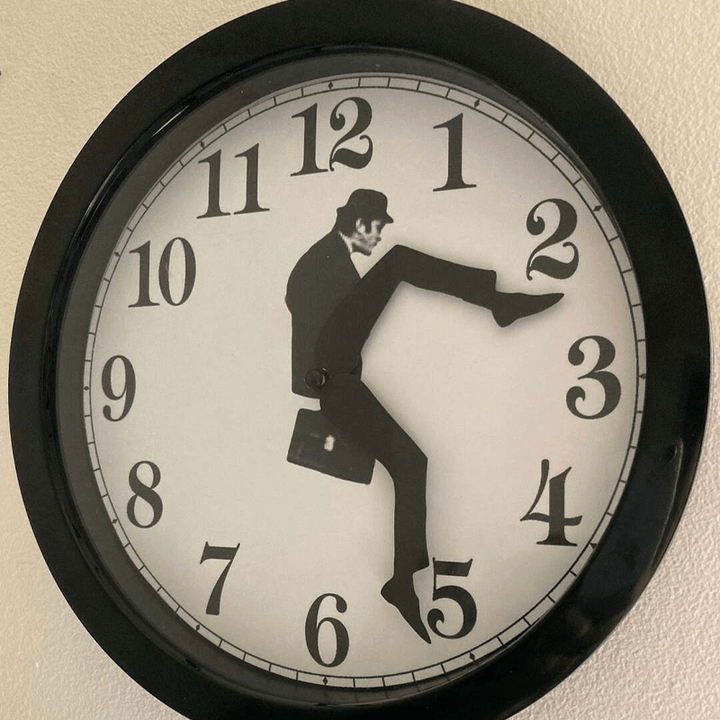 Ministerium der Albernen Spaziergänge Uhr | Karnz