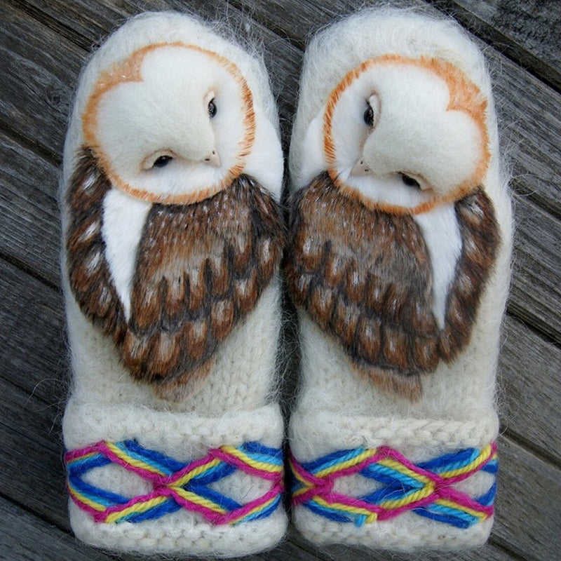 Handgestrickte nordische Wollfäustlinge mit Eulenmotiv