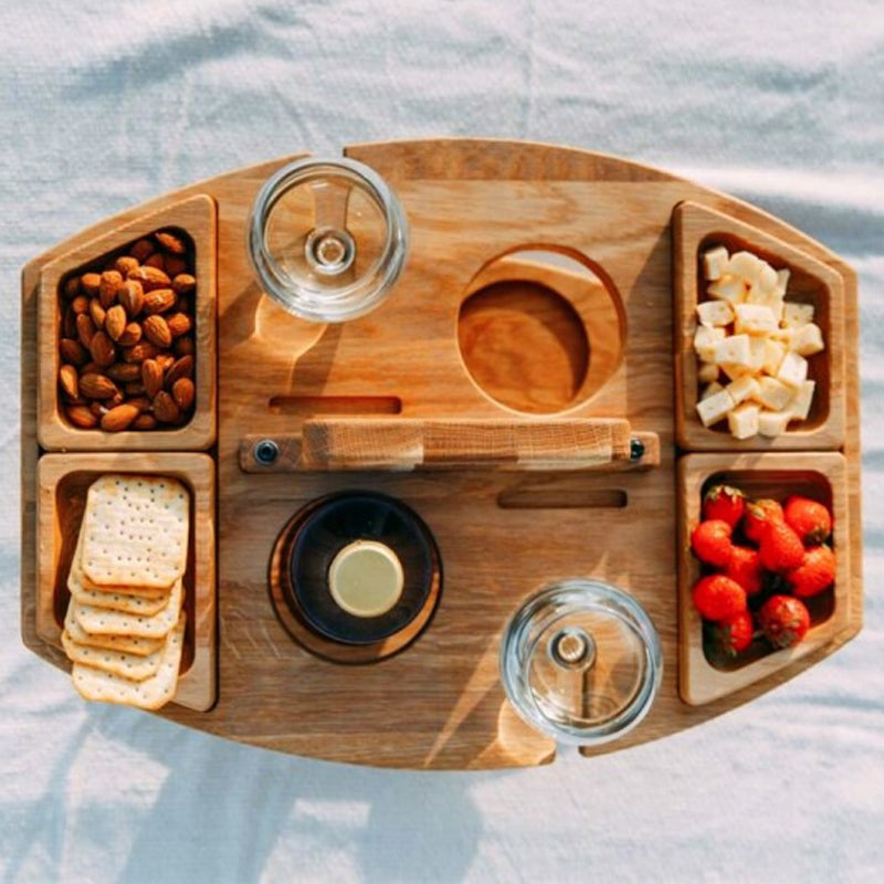 Kompakter Picknicktisch mit Flaschenhalter aus Holz