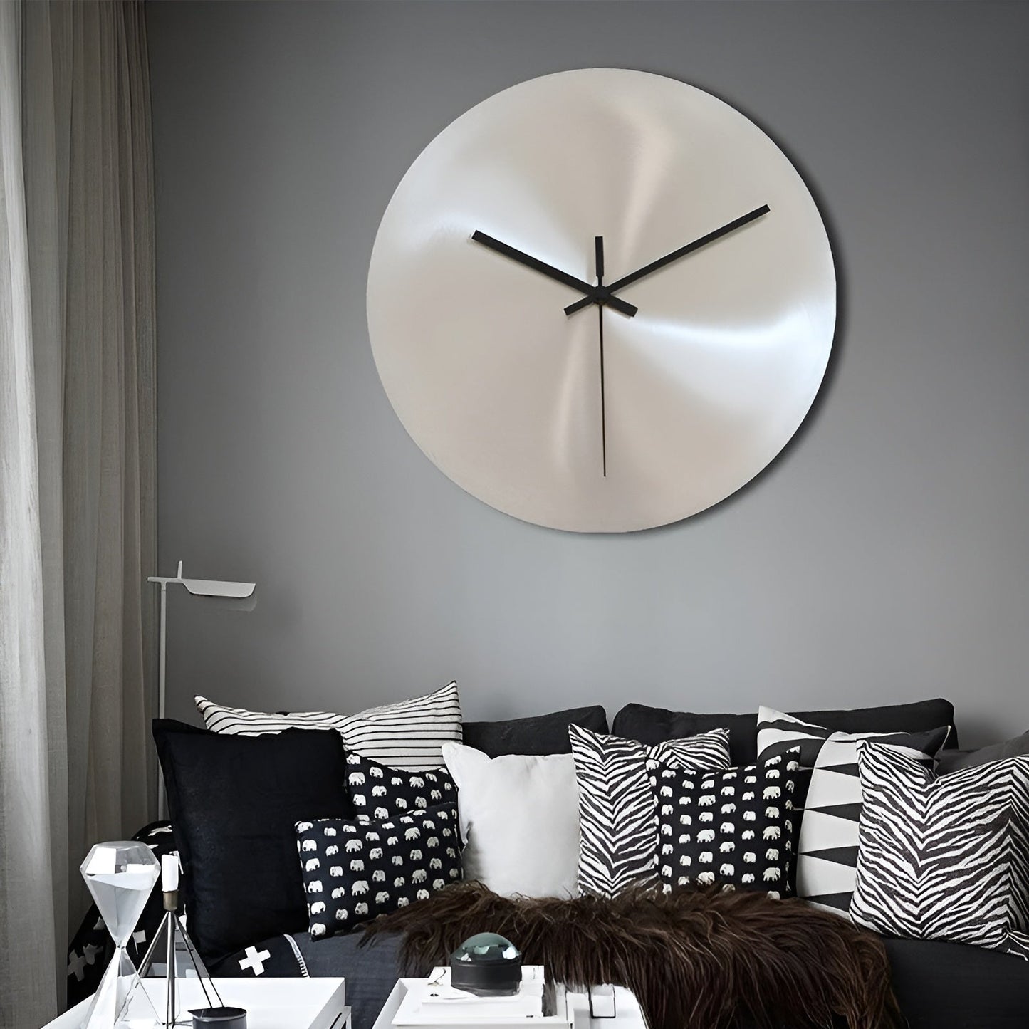 Wanduhr im skandinavischen Industriedesign – Silberne runde Uhr | Modernes Wohnaccessoire für das Wohnzimmer | Karnz