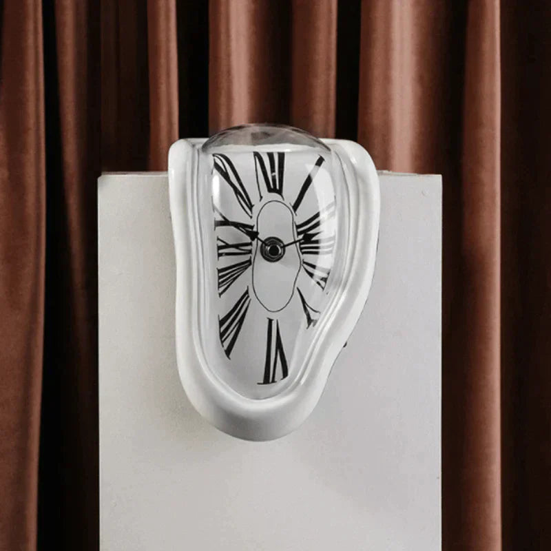 Sandsberg | Schmelzende Wanduhr | Surreales Verzerrtes Design