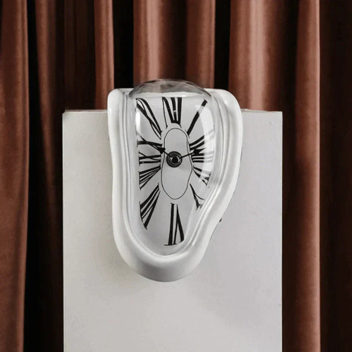 Sandsberg | Schmelzende Wanduhr | Surreales Verzerrtes Design