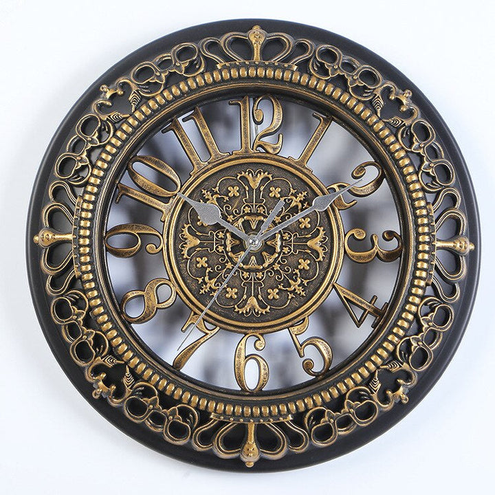 Klassische Wanduhr im Antik-Stil
