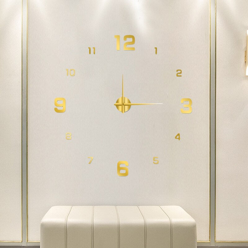 Große Wanduhr im modernen Wohnstil