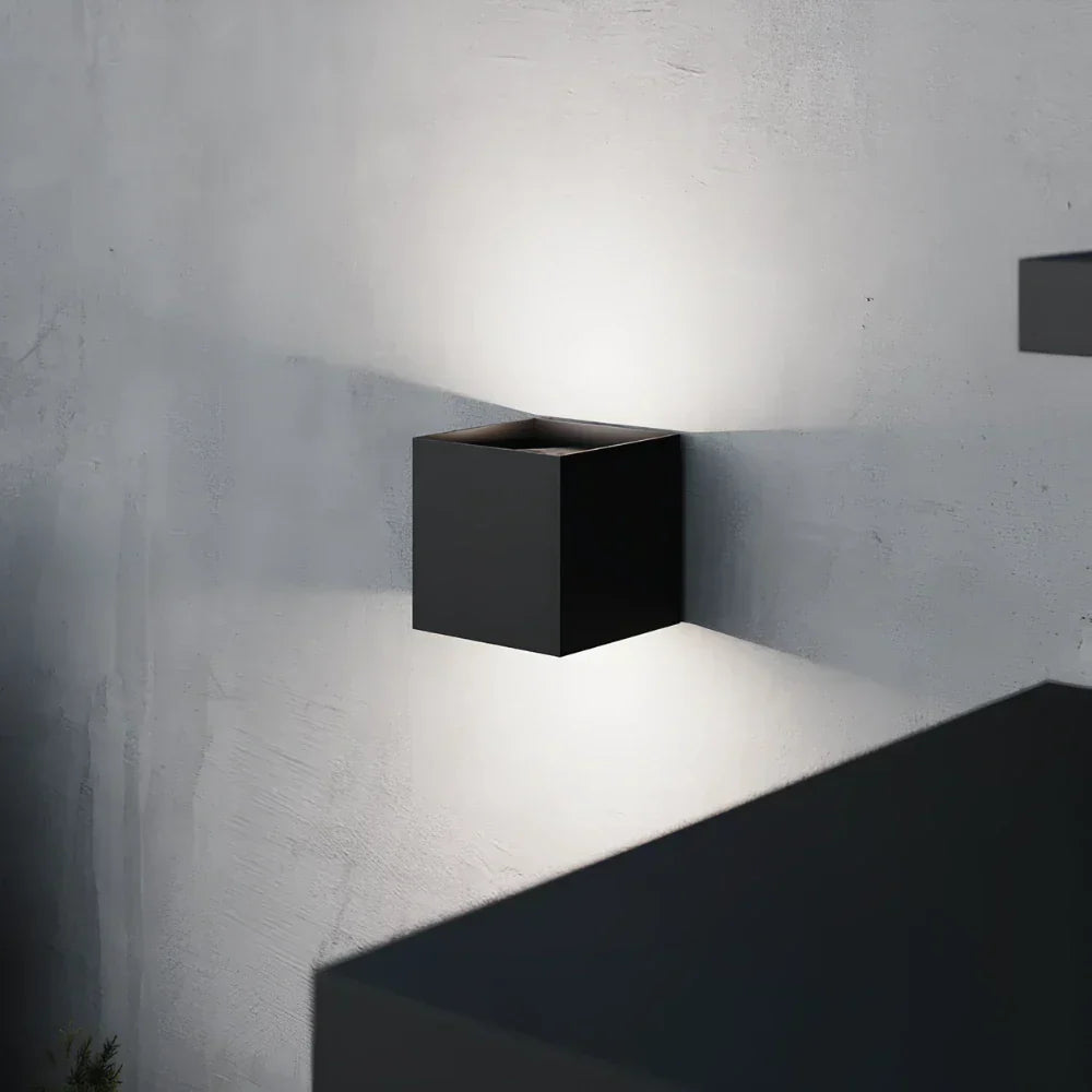 Moderne Wandleuchte aus schwarzem Aluminium