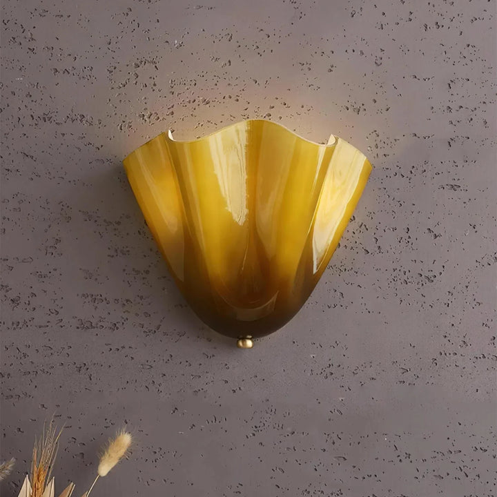Karnz | Retro Wandleuchte aus farbigem Glas im rockförmigen Schalenmuster