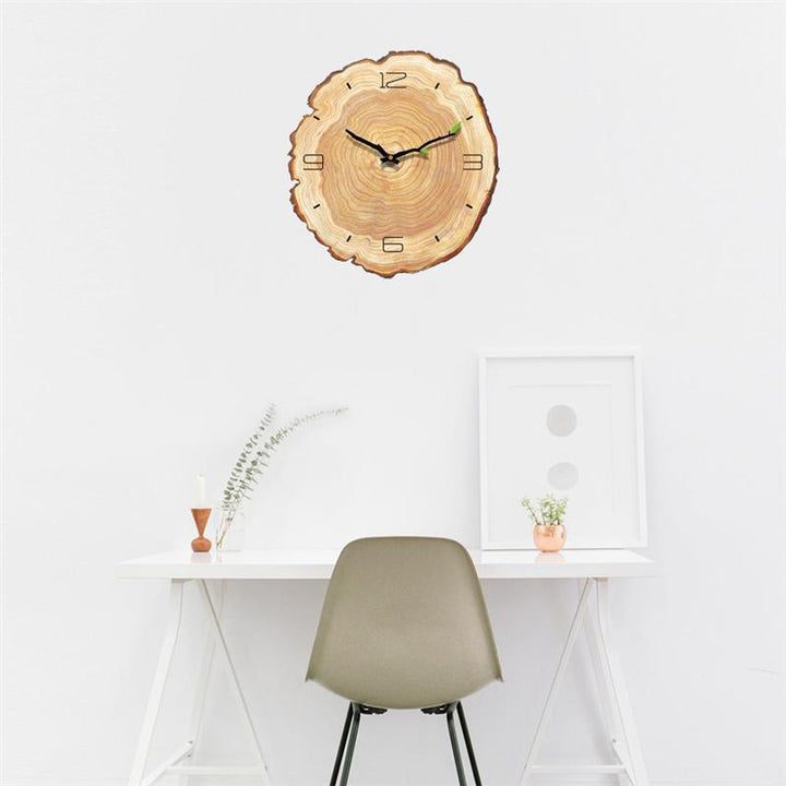 Wanduhr mit Jahresringen aus Holz