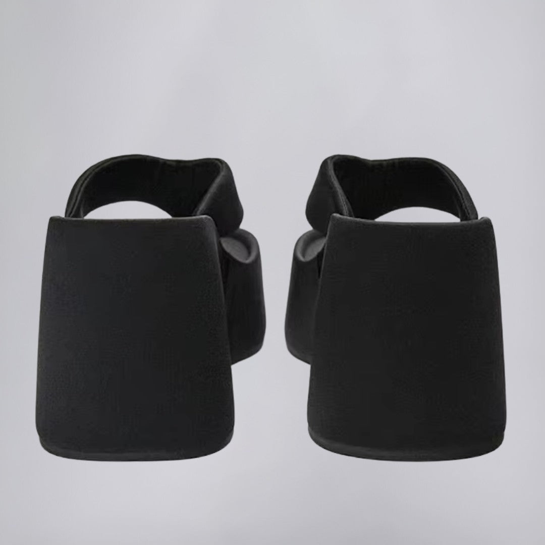 Gepolsterte Flip-Flops mit rutschfester Sohle
