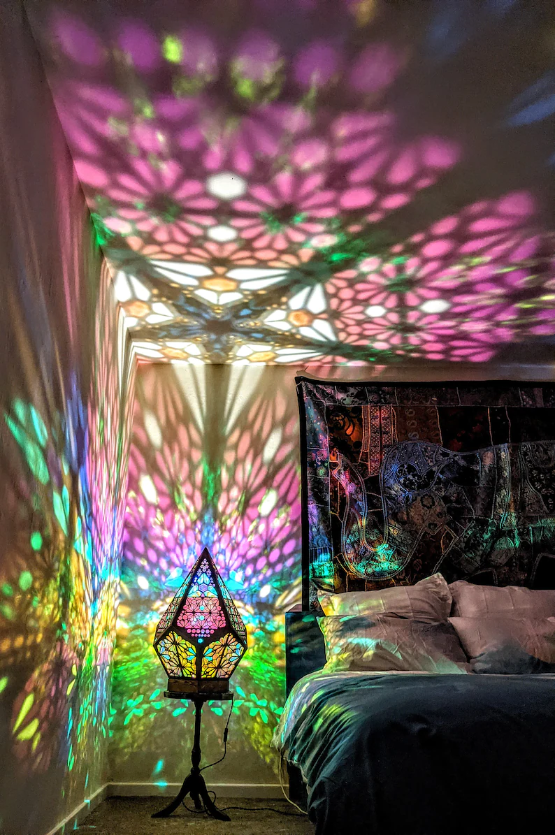 Buntglas Style LED Tischlampe - LumiAura | Karnz