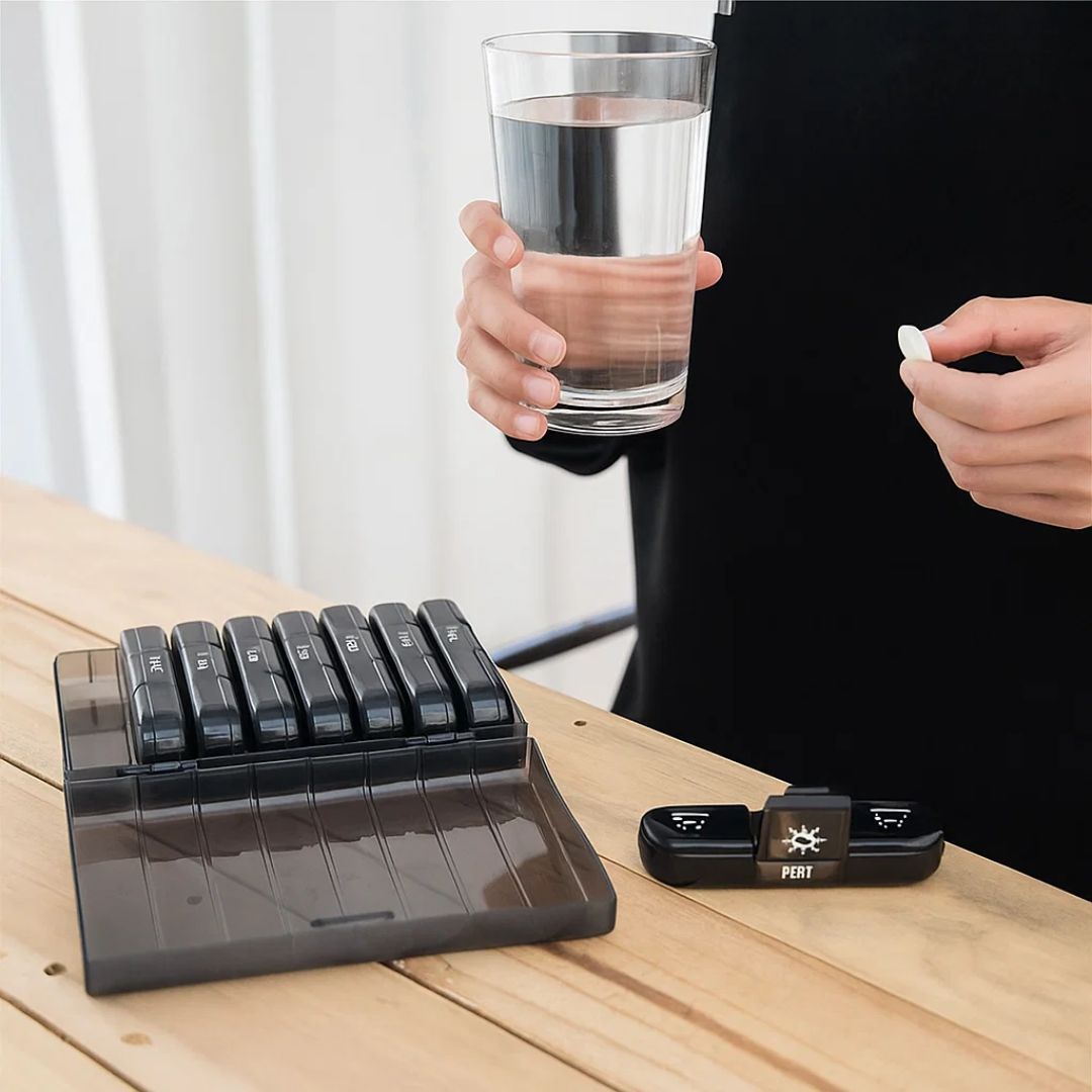 MediTrack | Wöchentlicher Medikamentenorganisator - Verbessert die Medikamenteneinnahme - Große und leicht zu öffnende Fächer - Langlebig und BPA-frei - Reisen & Senioren Karnz
