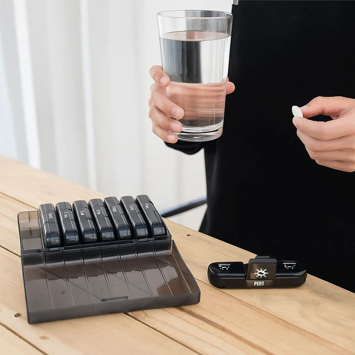 MediTrack | Wöchentlicher Medikamentenorganisator - Verbessert die Medikamenteneinnahme - Große und leicht zu öffnende Fächer - Langlebig und BPA-frei - Reisen & Senioren Karnz