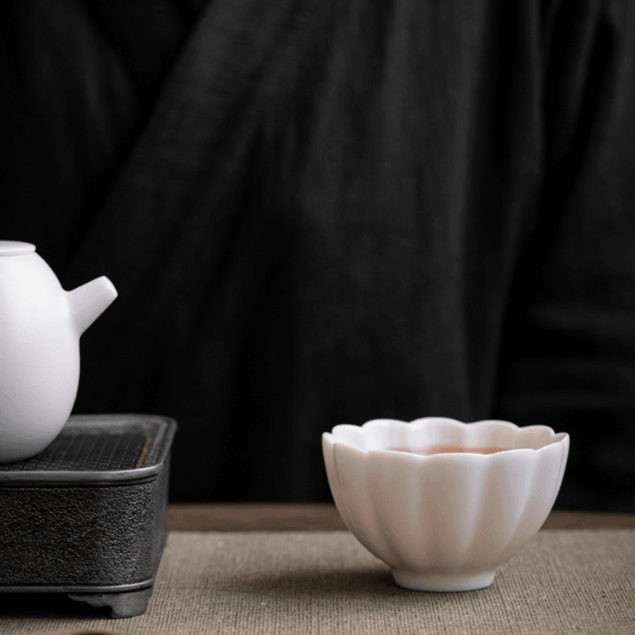 Handgefertigte Keramiktasse mit eingebetteter Keramikrose | Karnz