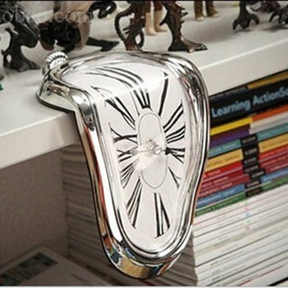 Surreal schmelzender Wanduhr | Karnz