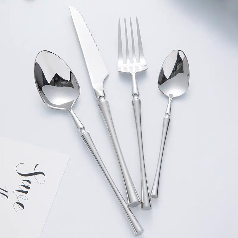 Klassisches Edelstahl-Set mit eleganten Griffen