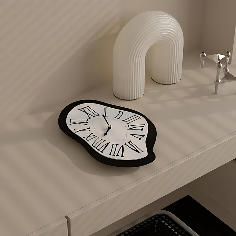 Surreale Kunst Wanduhr mit antikem Design