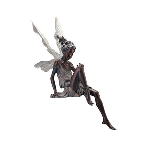 Statue einer sitzenden Fee im Garten