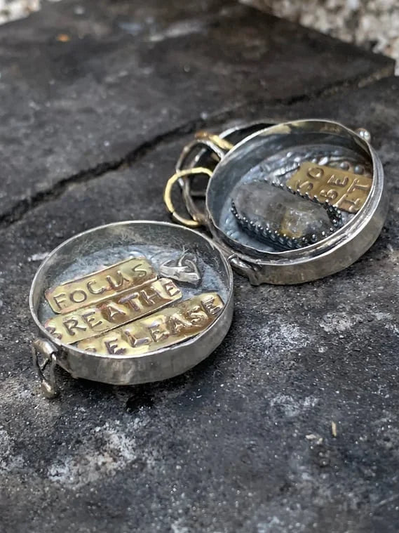 Silbernes Medaillon-Halsband | Dreifacher Mond & Lebensbaum | Erinnerungsstück mit Quarzkristall