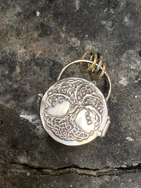 Silbernes Medaillon-Halsband | Dreifacher Mond & Lebensbaum | Erinnerungsstück mit Quarzkristall