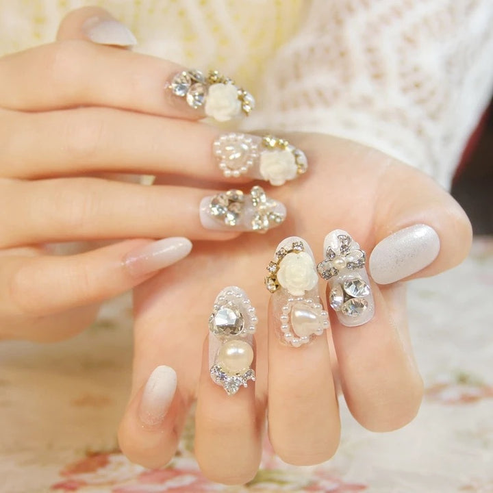 Dekorative Nagelkunst-Tipps mit Edelstein- und Perlenakzenten