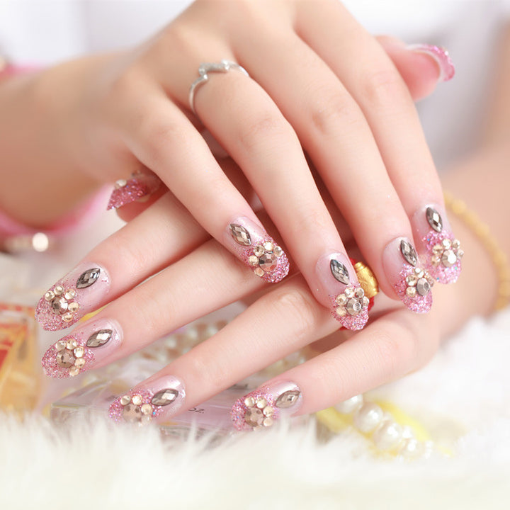 Glamouröse Kunstnägel mit Glitzer und Blumenelementen Karnz