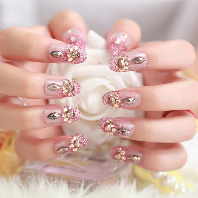 Glamouröse Kunstnägel mit Glitzer und Blumenelementen Karnz