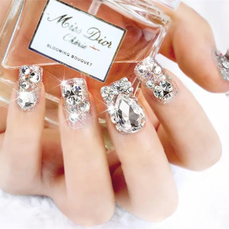 Kunstnägel mit glamourösem Strass- und Glitzerdesign Karnz