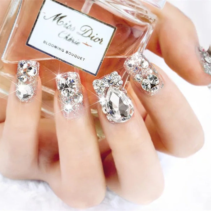 Kunstnägel mit glamourösem Strass- und Glitzerdesign Karnz