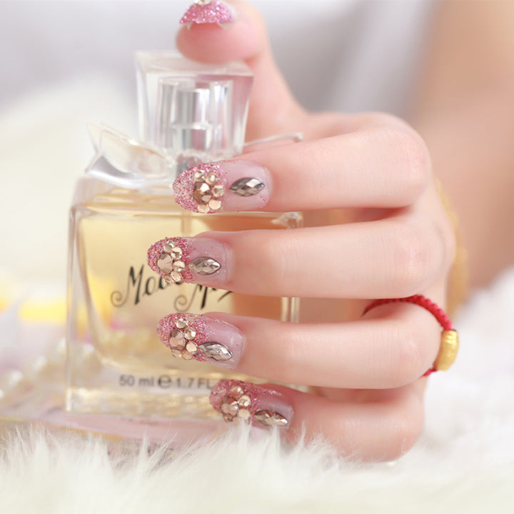 Glamouröse Kunstnägel mit Glitzer und Blumenelementen Karnz