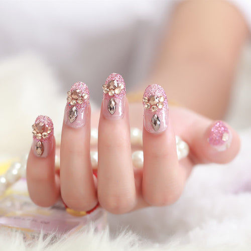 Glamouröse Kunstnägel mit Glitzer und Blumenelementen Karnz