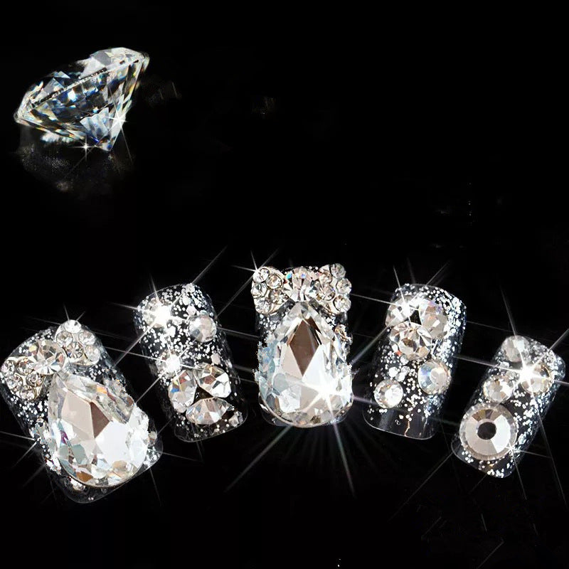 Kunstnägel mit glamourösem Strass- und Glitzerdesign Karnz
