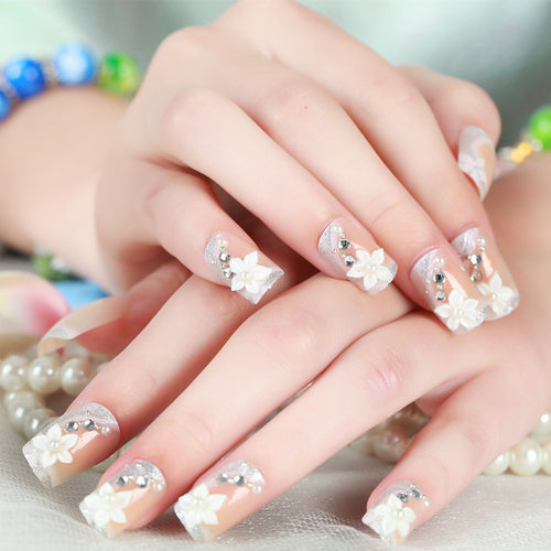 Florales Design Press-On Nail Set mit Strass-Akzenten