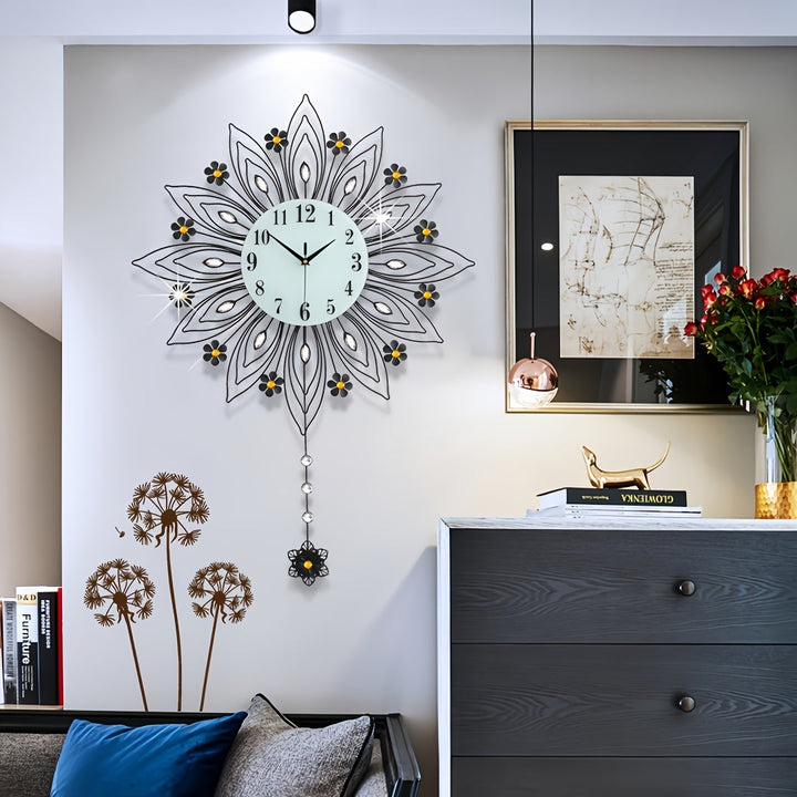 Elegante Blumen-Wanduhr mit luxuriösen goldenen Akzenten | Karnz