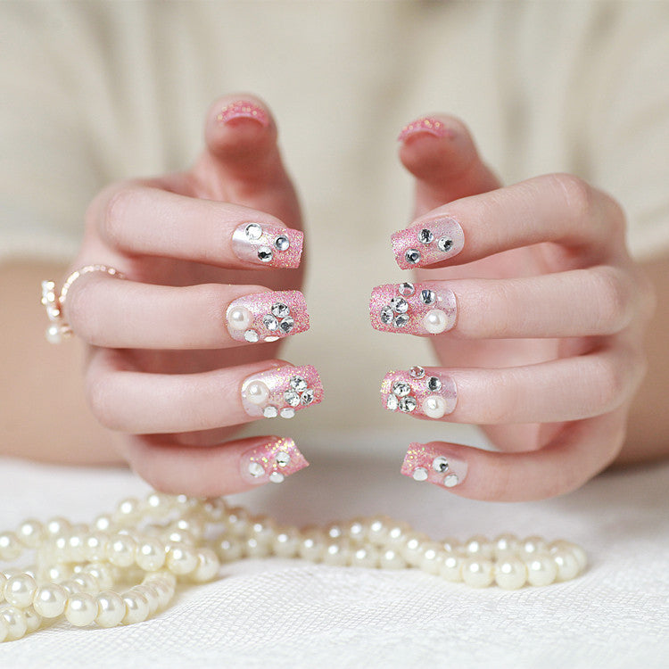 Dekorativer Press-On Nail Set mit Strass- und Perlenakzenten