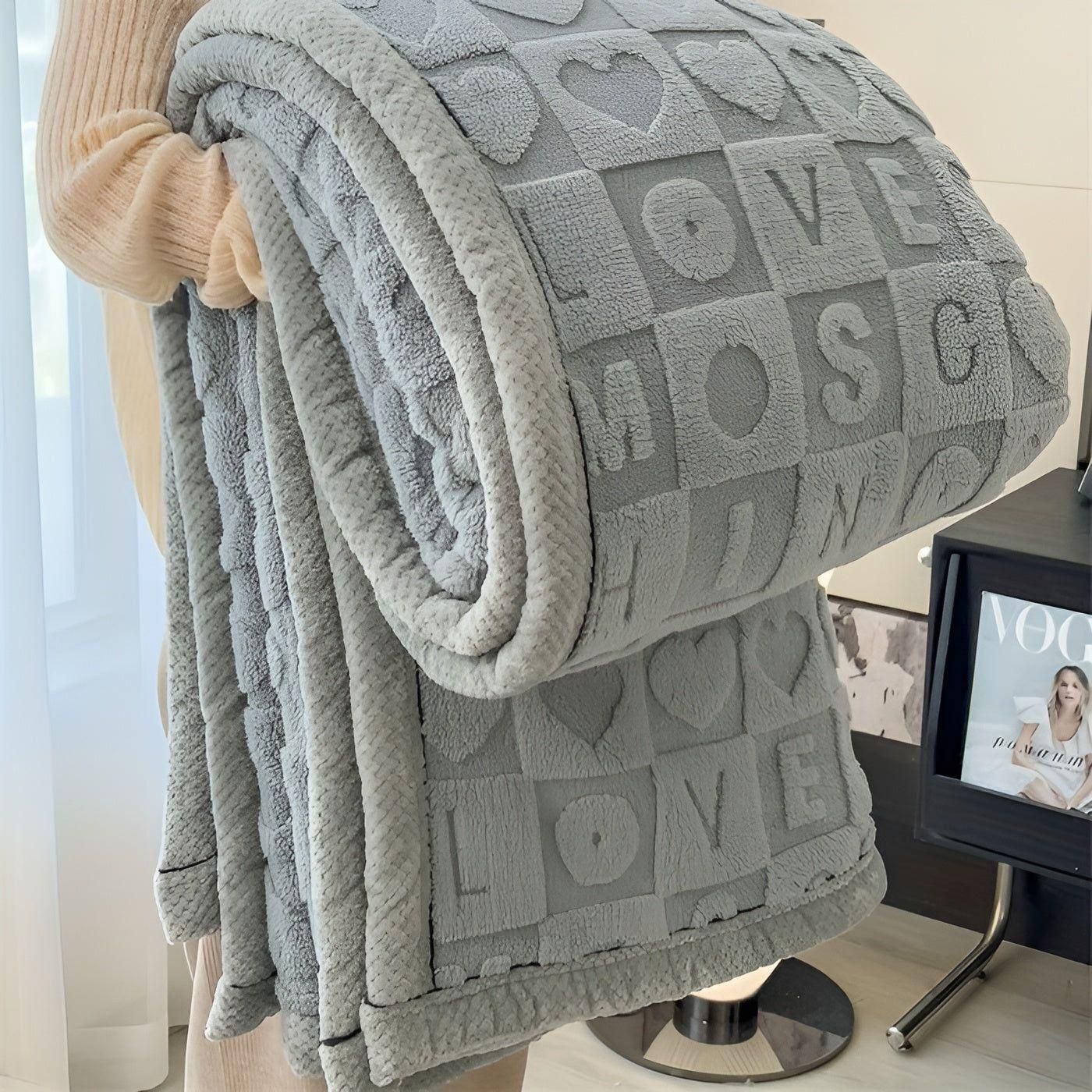 CoralDream Karnzanket – Warme Fleece-Winter-Karnzanket mit doppelseitigem Herz- und Buchstabenmotiv