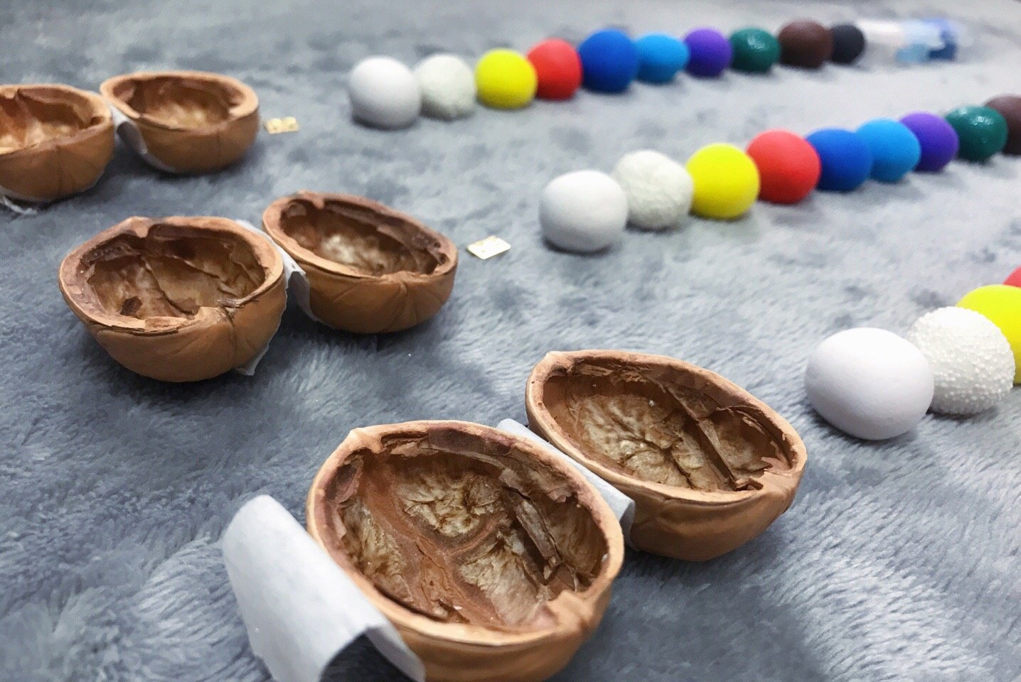 Miniatur-Walnusshaus-Ornament | Handgefertigtes Geschenk | Details aus Ton und Holz mit Beleuchtung