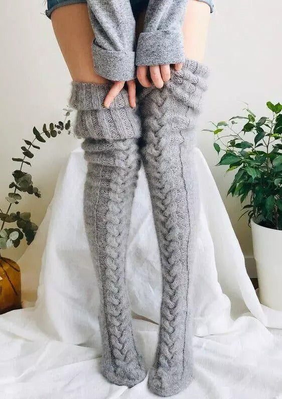 Winterweiche, warme, extra lange Stricksocken, die über das Knie reichen