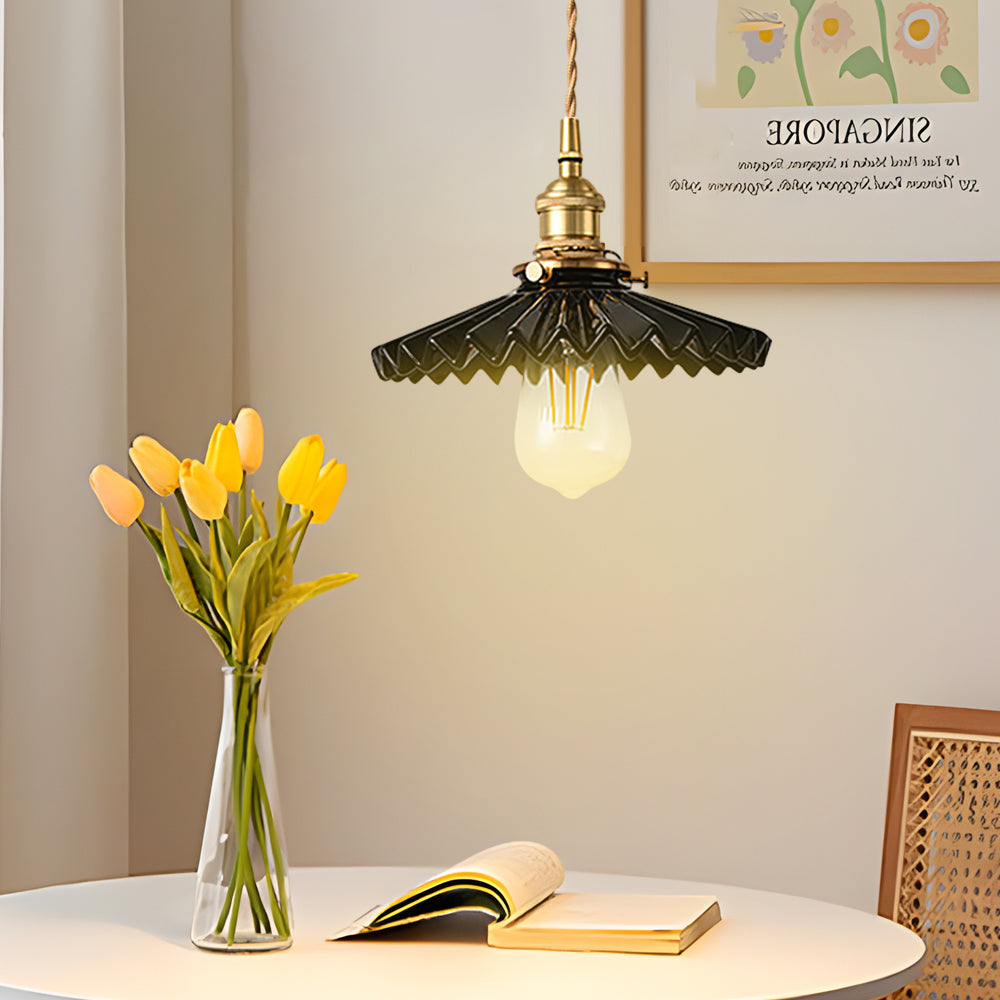 Vintage Keramik Hängelampe mit Falten-Design – Messing LED Pendelleuchte für Esszimmer und Wohnzimmer | Karnz