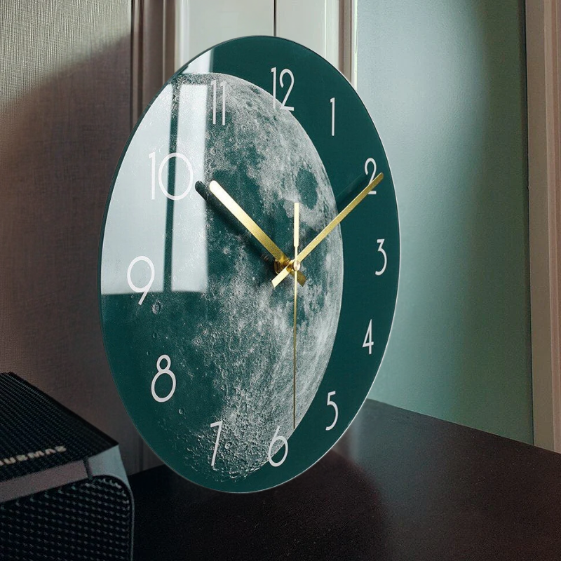 Künstlerische Glas-Wanduhr für stilvolle Innenräume