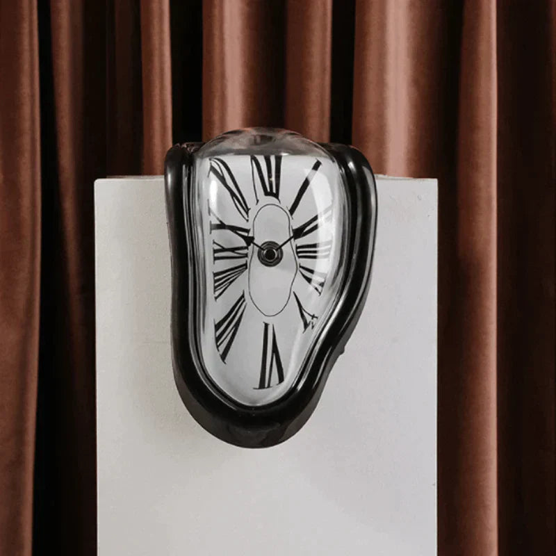 Sandsberg | Schmelzende Wanduhr | Surreales Verzerrtes Design