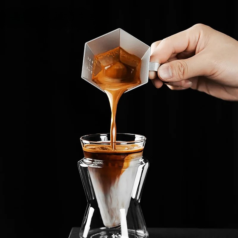 Prism Espresso Messbecher Aluminium Dosierbecher mit Holzgriff | Karnz
