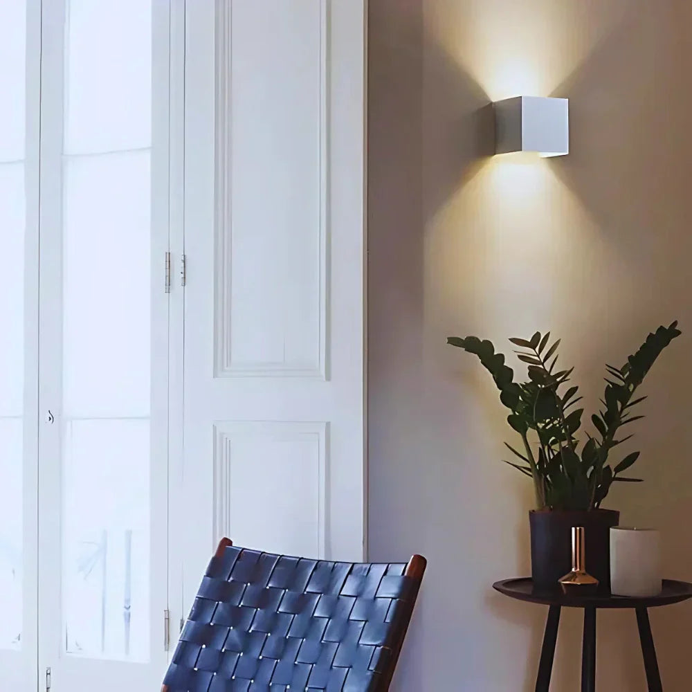 Moderne Wandleuchte aus schwarzem Aluminium