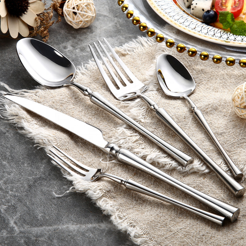 Klassisches Edelstahl-Set mit eleganten Griffen