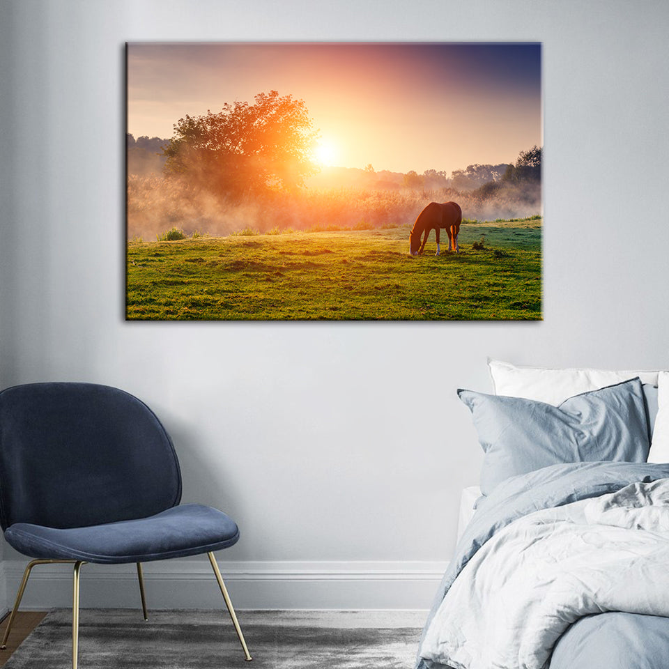 Grasendes Pferd im Sonnenaufgang - Leinwandbild