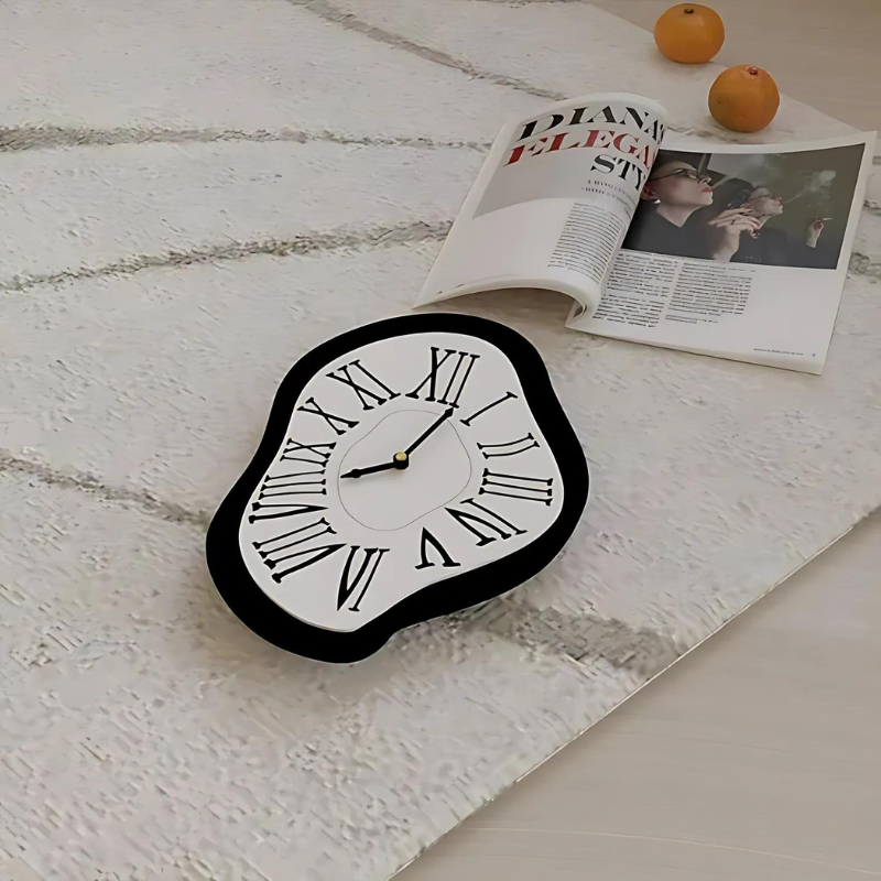 Surreale Kunst Wanduhr mit antikem Design