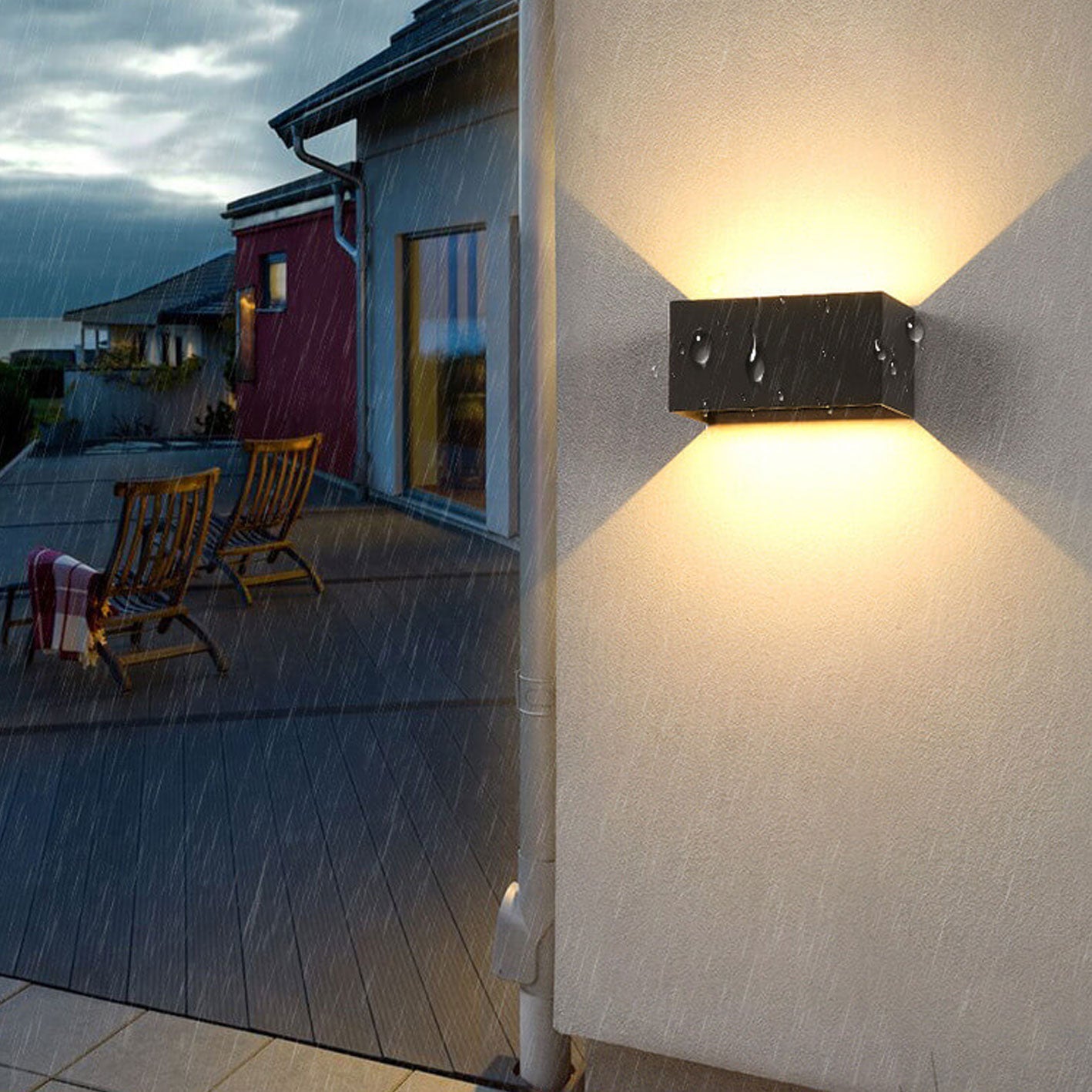 Moderne, wasserdichte, rechteckige LED-Wandleuchte für den Außenbereich mit nach oben und unten gerichteter Beleuchtung.